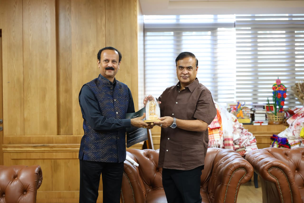 Ganesan Natarajan presenting a memento to the Hon. Chief Minister of Assam